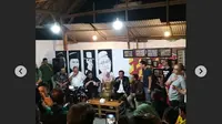 Presiden Joko Widodo (Jokowi) mengunjungi ke kedai kopi Angkringanku saat dinas di Tulungagung pada Kamis malam, 3 Januari 2019. (dok. Instagram @sandha_irawan_/https://www.instagram.com/sandha_irawan_/Dinny Mutiah)