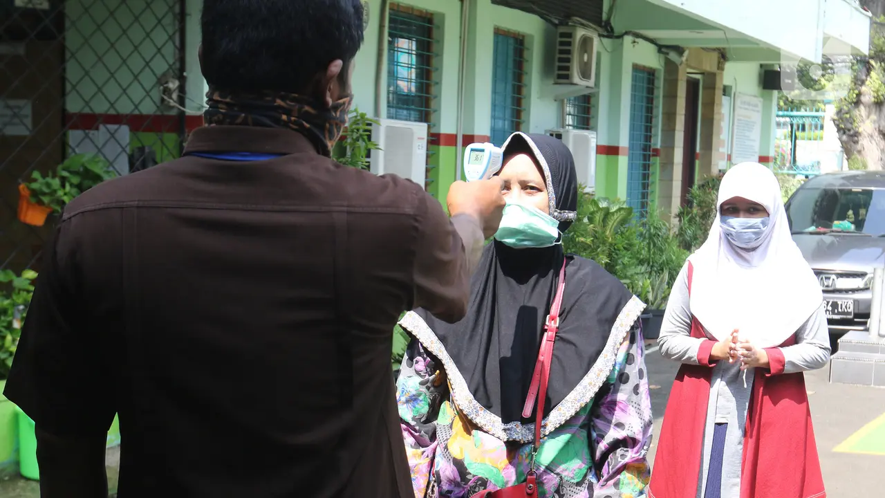 FOTO: Mengintip Proses Penerimaan Peserta Didik Baru di SMPN 60 Jakarta