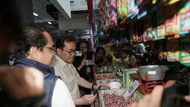 Mendag Budi Pastikan Harga Bapok Stabil Jelang Nataru Saat Meninjau Pasar Gedhe Klaten