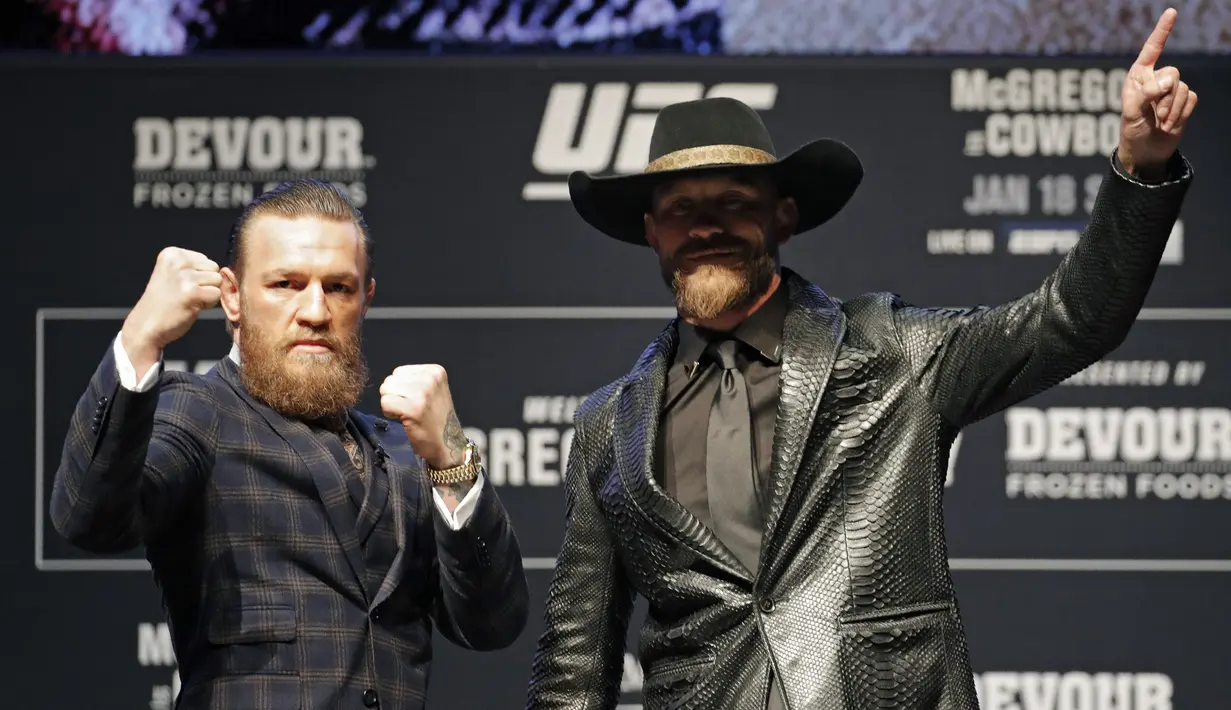 Conor McGregor (kiri) berpose dengan Donald "Cowboy" Cerrone saat konferensi pers untuk pertarungan seni bela diri campuran UFC 246 di Las Vegas (15/1/2020). Duel McGregor dan Cerrone jadi pertarungan non-gelar kelas welter UFC. (AP Photo/John Locher)