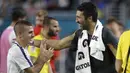 Kiper Juventus, Gianluigi Buffon, bercanda dengan gelandang Paris St Germain, Marco Verratti, usai laga ICC di Stadion Hard Rock, Florida, Rabu (26/7/2017). Juventus menang 3-2 atas PSG. (AP/Lynne Sladky)