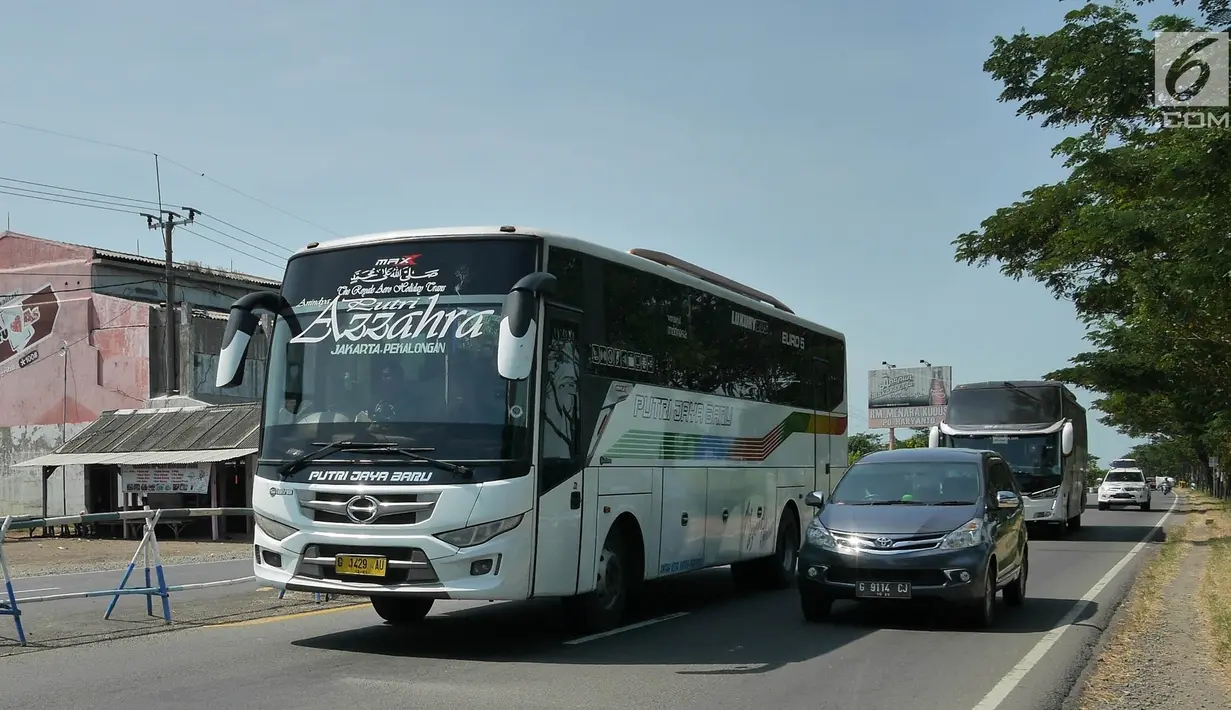 Sejumlah kendaraan melintas di Jalur Pantura, Jawa Barat, Minggu (2/6/2019). Lalu lintas terpantau ramai lancar kendati berlakunya sistem satu arah di Jalan Tol Trans Jawa membuat kendaraan menuju Jakarta dialihkan melalui jalur arteri Pantura. (Liputan6.com/Herman Zakharia)