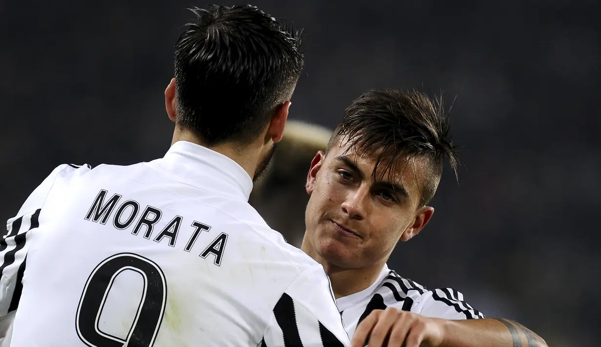 Penyerang Juventus, Paulo Dybala (kanan) melakukan selebrasi bersama rekan setimnya Alvaro Morata di leg pertama Coppa Italia di Stadion Olympic, Turin, (28/1/2016). Juventus menang atas Inter Milan dengan skor 3-0. (REUTERS/Giorgio Perottino)
