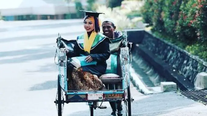 Kabar Terbaru Reani, Wisudawan Diantar Pakai Becak Telah Berhasil Kuliah S3 di Inggris