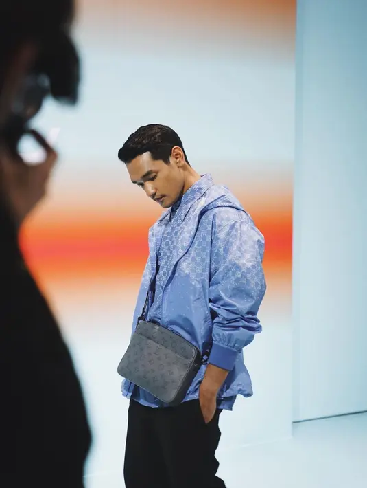 Menghadiri acara fashion, penampilan Afgan menawan. Ia mengenakan one brand oufit; kemeja ditumpuk jaket yang serasi, dipadukan dengan celana panjang berwarna hitam, sneakers putih, dan sling bag abu-abu yang semuanya berasal dari Louis Vuitton. [Foto: Instagram/afganisme.official]