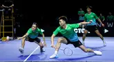 Lai Pei Jing (kiri) dan Ong Yew Sin (tengah) dari Tim Blitzers berusaha mengembalikan kok ke arah tim Rockets dalam laga pertama 3v3 Badminton XL 2025 yang berlangsung di Istora Senayan, Jakarta, Jumat (03/10/2025). (Bola.com/Bagaskara Lazuardi)