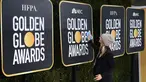 Pekerja menyiapkan area karpet merah Golden Globe Awards 2019 di The Beverly Hilton, Beverly Hills, California, Sabtu (5/1). Sejumlah bintang Hollywood akan hadir pada penghargaan tahunan paling bergengsi bagi industri perfilman ini. (Mark RALSTON/AFP)