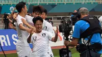 Selebrasi pesepak bola Korea Selatan Lee Seungwoo (kiri) berpose di depan kameran televisi pada Babak Putra Semifinal Asian Games 2018 di Stadion Pakan Sari, Bogor, Rabu (29/8). ANTARA FOTO/INASGOC/Hery Sudewo/Sup/18