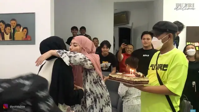 Momen Ulang Tahun Putri Delina yang Ke-20. (Sumber: YouTube/Putri Delina)