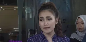 Ayu Ting Ting terus mendukung Zaskia Gotik agar tetap fokus terhadap pekerjaannya, meskipun sedang tertimpa kasus ‘hina lambang negara’. Bahkan, kabarnya Zaskia sampai tidak nafsu makan karena kepikiran. Apakah betul?