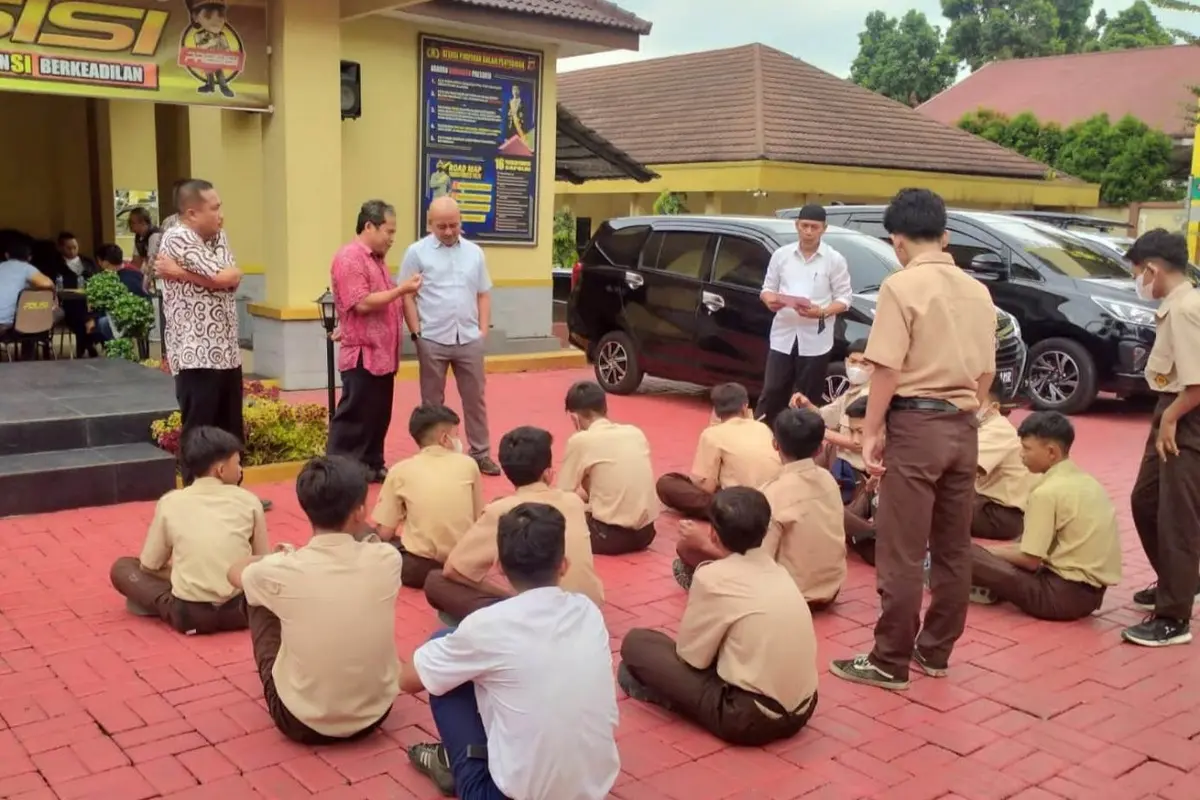 Polisi dan Satgas Pelajar mengamankan belasan siswa yang hendak melakukan tawuran di kawasan Empang, Kota Bogor.