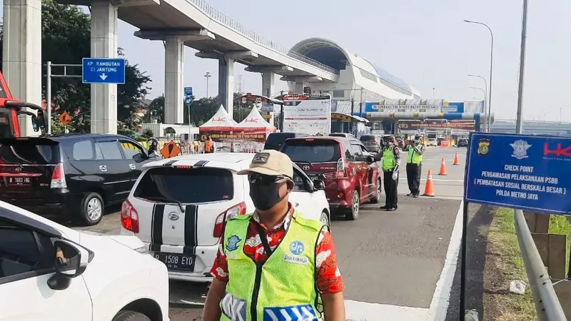 Jumlah kendaraan yang melanggar aturan Pembatasan Sosial Berskala Besar (PSBB) di Tol Jakarta Outer Ring Road seksi S (JORR-S) selama dua pekan terakhir telah berkurang. (Dok Hutama Karya)