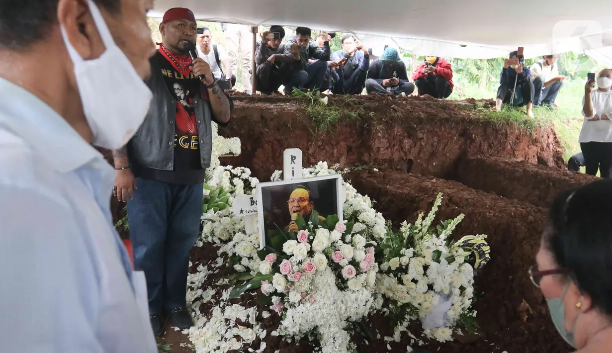 Suasana prosesi pemakaman musisi legendaris Bob Tutupoly di Tempat Pemakaman Umum (TPU) Tanah Kusir, Jakarta, Kamis (7/7/2022). Jelang wafat, sempat diupayakan transfusi darah karena hemoglobin Bob Tutupoly yang rendah. (Liputan6.com/Herman Zakharia)