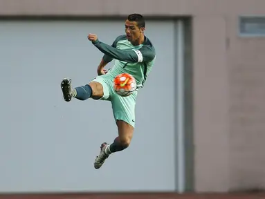 Bintang Portugal, Cristiano Ronaldo  melepaskan tembakan ke gawang Belgia pada laga persahabatan di Stadion Magalhaes Pessoa, Rabu (30/3/2016) dini hari WIB. (REUTERS/Rafael Marchante)