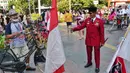 Warga mengenakan kostum unik saat Car Free Day di Kawasan Bundaran HI, Jakarta, Minggu (14/8/2022). Banyak warga mengenakan kostum bernuansa merah putih untuk menyambut HUT Kemerdekan Republik Indonesia ke 77. (Liputan6.com/Angga Yuniar)