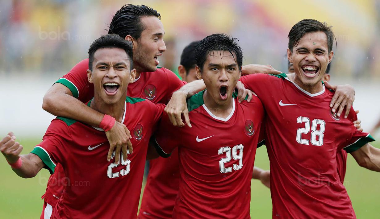 Para pemain Indonesia merayakan gol yang dicetak oleh Septian David Maulana ke gawang Myanmar pada Laga Sea Games 2017 di Stadion MPS, Selangor, Selasa (29/8/2017). Indonesia menang 3-1 atas Myanmar. (Bola.com/Vitalis Yogi Trisna)