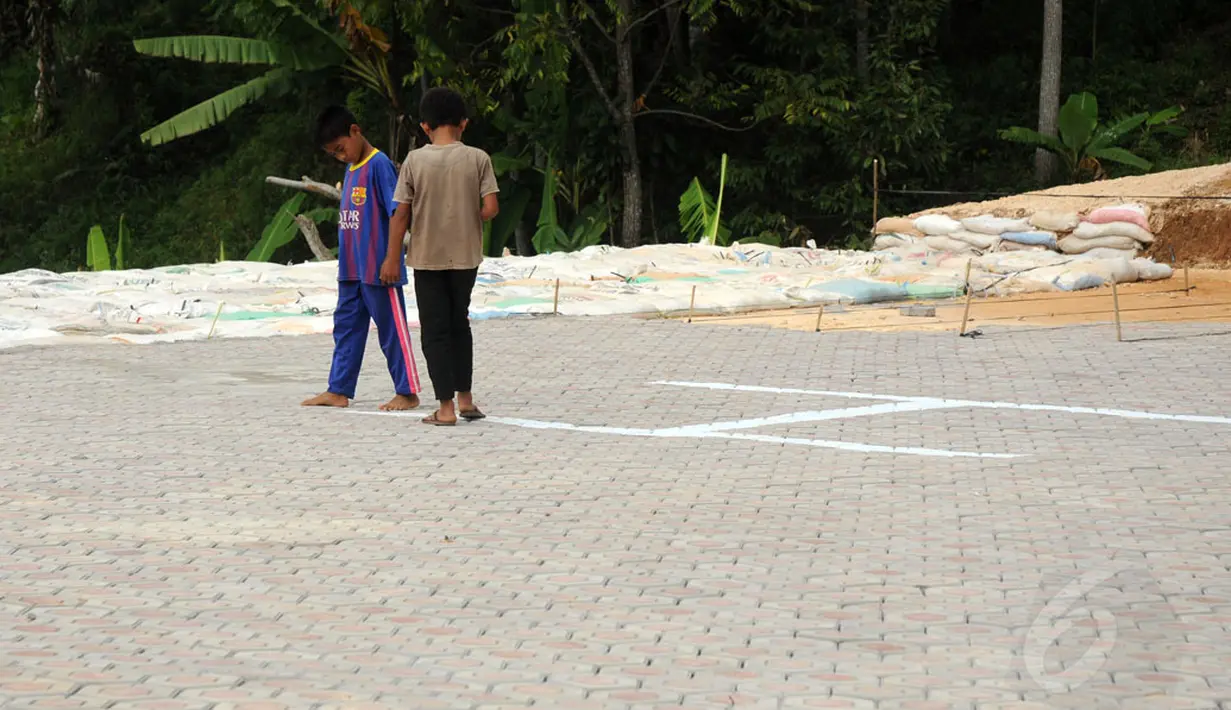 Dua orang anak melihat-lihat helipad yang ada dan dibangun di salah satu sisi Gunung Padang di Kampung Cimanggu, Cianjur, Jawa Barat, (20/9/2014). (Liputan6.com/Helmi Fithriansyah)