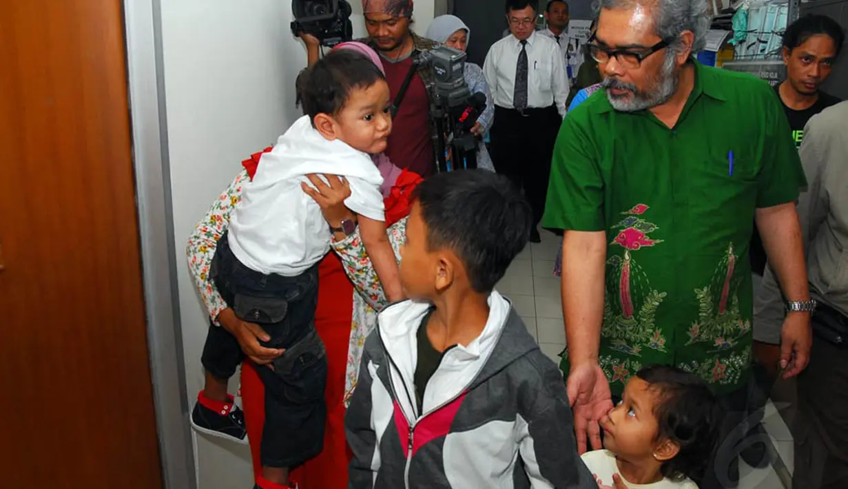 Usai diizinkan pulang, pihak RS memberikan surat rekomendasi agar Iqbal bisa menjalani rawat jalan dan fisioterapi, Senin (12/5/14). (Liputan6.com/Miftahul Hayat)