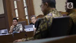 Terdakwa dugaan suap jual-beli jabatan di lingkungan Kemenag, M Romahurmuziy (kiri) menyimak keterangan mantan Menteri Agama, Lukman Hakim Saifuddin saat sidang lanjutan di Pengadilan Tipikor Jakarta, Rabu (4/12/2019). Sidang beragenda mendengar keterangan saksi. (Liputan6.com/Helmi Fithriansyah)