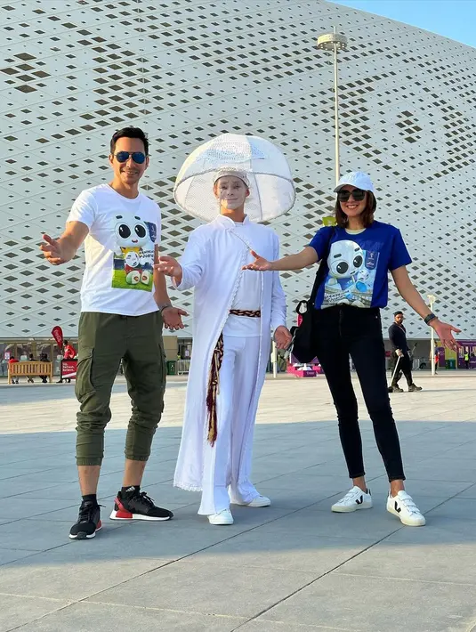 Tak ketinggalan, Donna dan Darius juga memakai kaus merchandise World Cup 2022 Qatar dengan warna putih dan biru. [@darius_sinathrya]