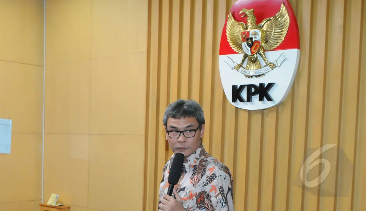 Plt Komisioner KPK, Johan Budi SP usai konferensi pers di Gedung KPK, Jakarta, Jumat (10/4/2015). KPK menangkap anggota Komisi IV DPR dari Fraksi PDI Perjuangan, Adriansyah di Swiss Belhotel Bali. (Liputan6.com/Herman Zakharia)