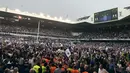  Supporter Tottenham Hotspur berada di lapangan usai pertandingan Tottenham Hotspur melawan MU di stadion White Hart Lane, London, (14/5). Pertandingan Spurs di Stadion ini merupakan yang terakhir dan akan pindah ke stadion baru. (AP/Frank Augstein)