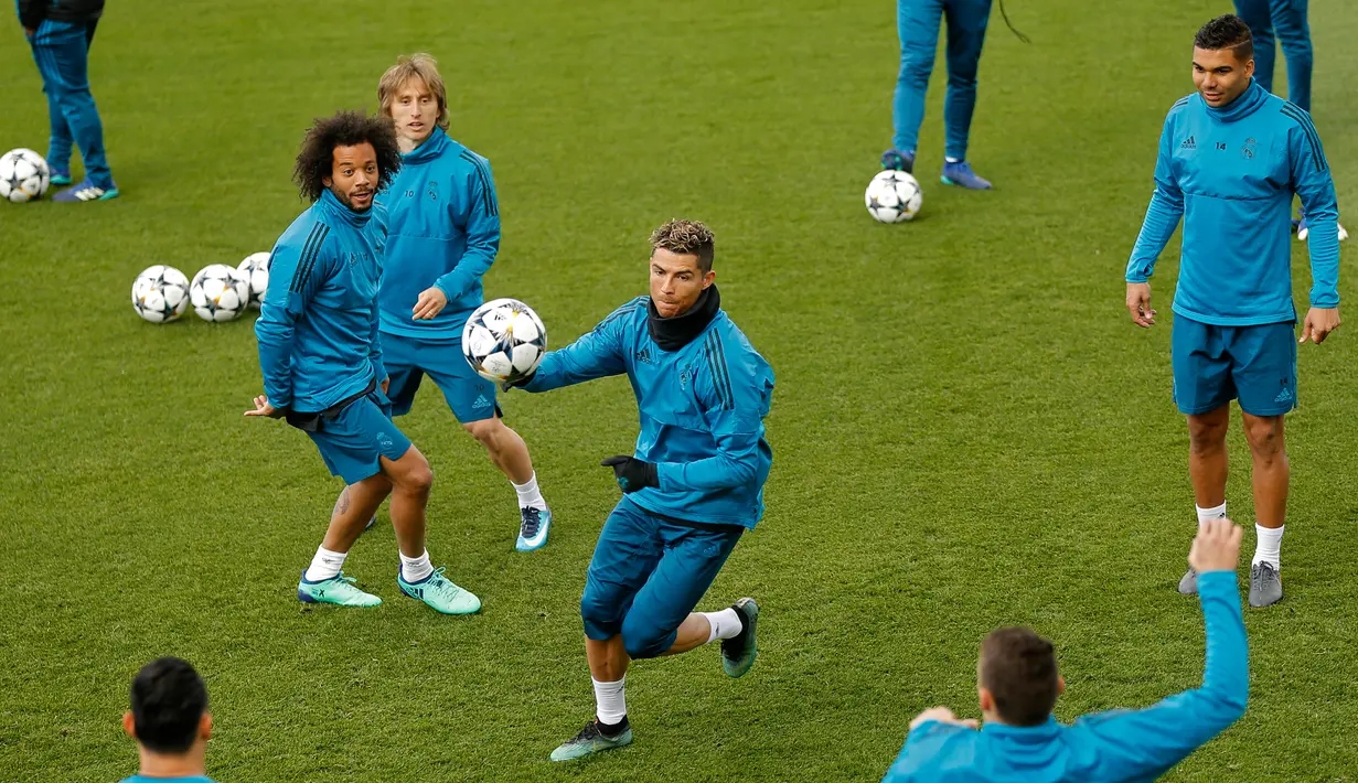 Penyerang Real Madrid, Cristiano Ronaldo mengikuti latihan jelang menghadapi wakil Jerman, Bayern Munchen pada leg kedua babak semifinal Liga Champions di lapangan latihan Valdebebas di Madrid, (30/4). (AP Photo/Francisco Seco)