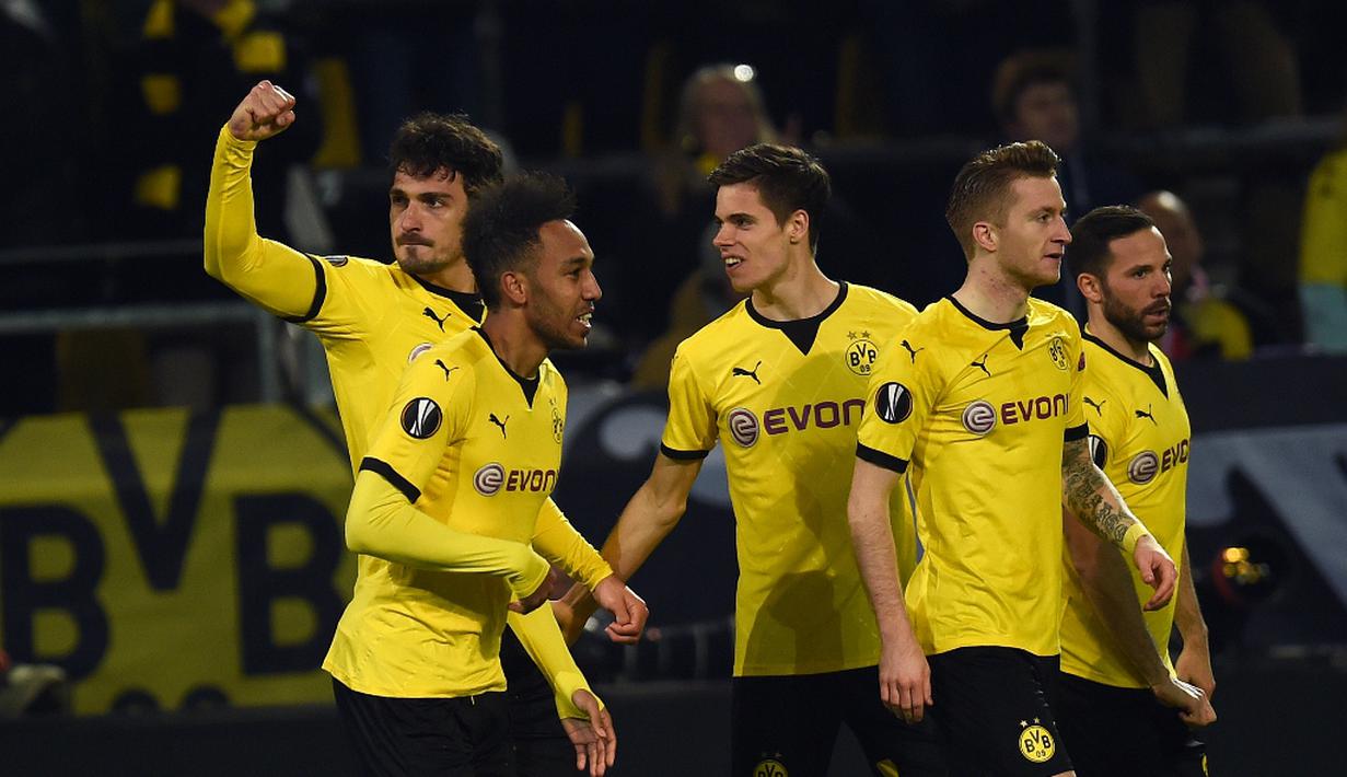 Pemain Dortmund merayakan gol yang dicetak Mats Hummels ke gawang Liverpool pada laga leg pertama perempat final Liga Europa di Stadion Signal Iduna Park, Dortmund, Jumat (8/4/2016) dini hari WIB. (AFP/Patrik Stollarz)