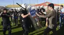 Polisi huru hara berhadapan dengan fans klub Amedspor  yang kecewa setelah timnya kalah, Selasa (16/5/2017) di play-off untuk Liga Super Turki. (AFP/Ilyas Akengin)