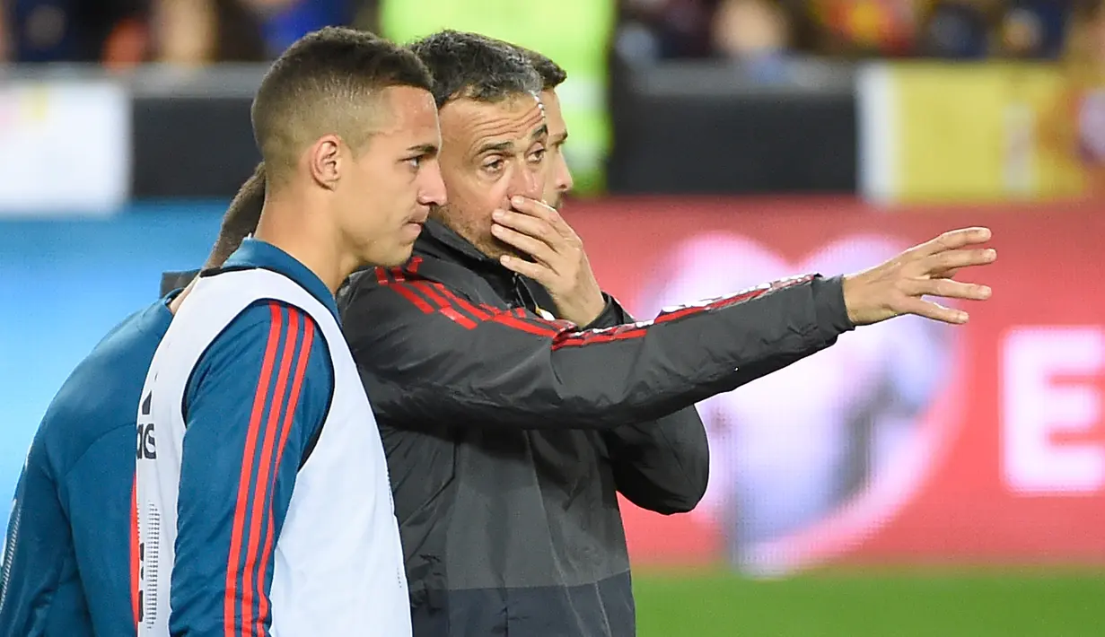 Pelatih Spanyol, Luis Enrique (kanan) berbincang dengan penyerang Rodrigo Moreno selama sesi latihan di stadion Mestalla di Valencia (22/3). Spanyol akan bertanding melawan Norwegia pada grup F kualifikasi Euro 2020. (AFP Photo/Jose Jordan)