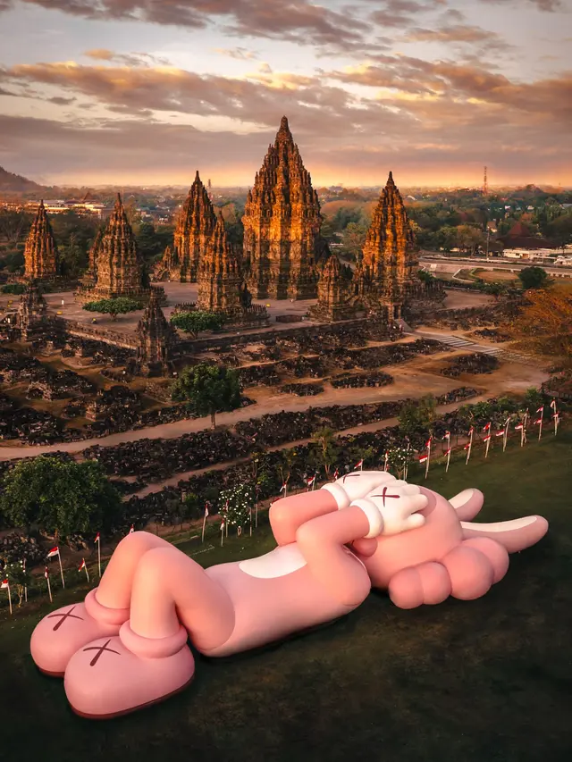 "KAWS: HOLIDAY" INDONESIA