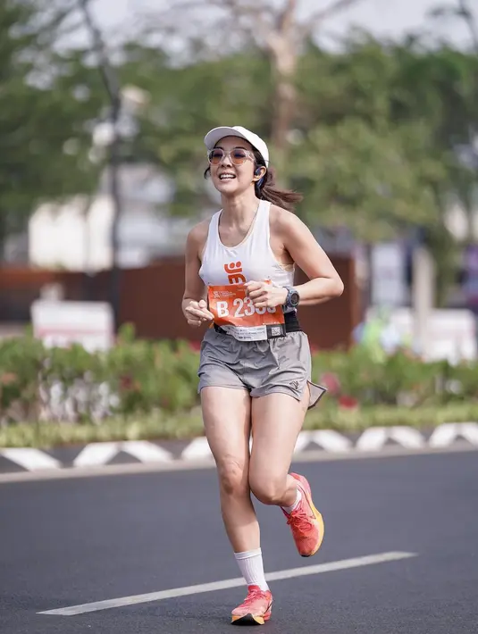 Berbeda dengan Ussy, Gisel menyebut keikutseraannya di Jakarta Marathon sebagai pemanasan. Ya, Gisel berencana akan mengikuti New York Marathon 2023. [Foto: Instagram/gisel_la]