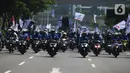 Massa dari elemen Serikat Buruh Sejahtera Indonesia (SBSI) dengan membawa atribut menuju gedung DPR/MPR, Jakarta, Kamis (8/10/2020). Mereka berencana demonstrasi di depan gedung DPR menolak pengesahan Omibus Law atau Undang-undang Cipta Kerja. (merdeka.com/Imam Buhori)