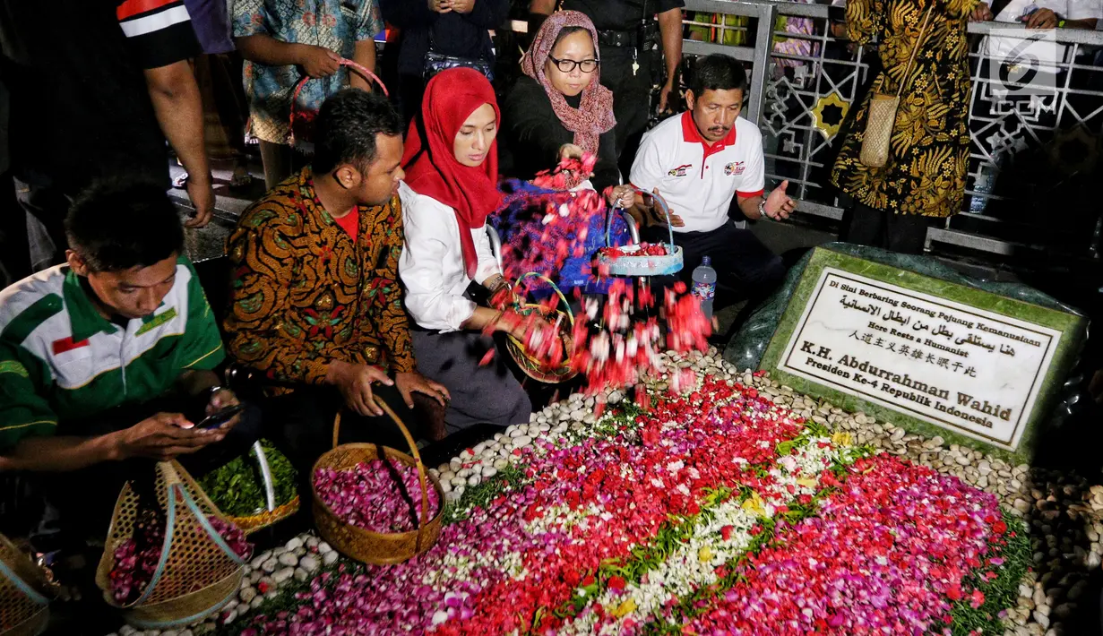 Sekjend Suluh Kebangsaan Alissa Wahid ketika ziarah ke makam Gus Dur di Jombang, Jawa Timur, Rabu (20/2). Kegiatan ini dalam rangkaian Jelajah Kebangsaan. (Liputan6.com/Johan Tallo)