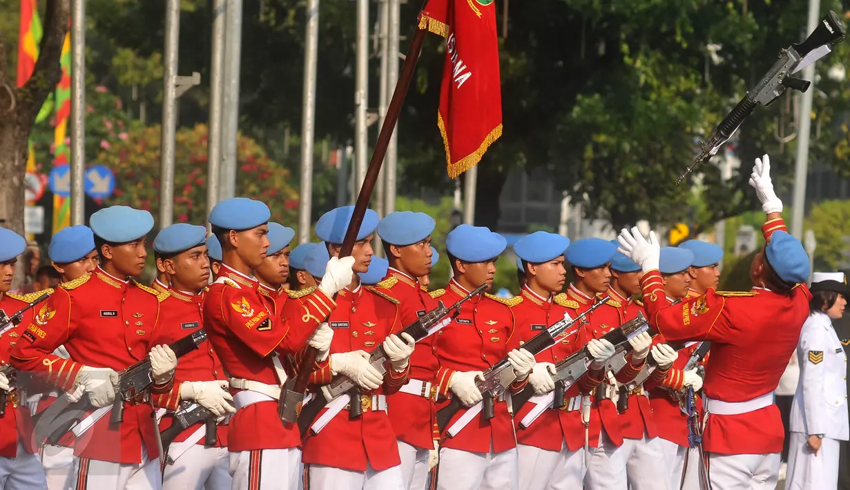 Paspampres melakukan prosesi serah terima pergantian pasukan jaga Istana di depan Istana Negara, Jakarta, Minggu (17/7). Prosesi ini merupakan kegiatan rutin yang dilangsungkan pada Minggu ke-2 tiap bulannya. (Liputan6.com/Gempur M Surya)