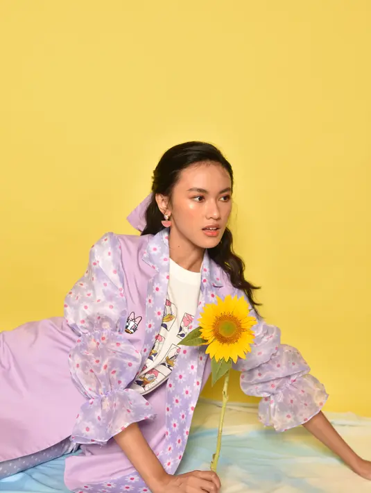 Sideline menampilkan sisi Daisy Duck yang digambarkan sebagai karakter yang modis, girly, dan centil mirip dengan persona Sideline di setiap koleksi. Contohnya outerwear dengan lengan puff yang cocok untuk perempuan trendy. (Foto: hypefast)