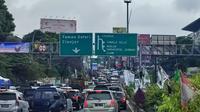 Kendaraan mulai memadati kawasan Puncak, Bogor jelang tahun baru 2023. Kepadatan volume kendaraan sudah terpantau sejak Simpang Gadog, Jumat (30/12/2022). (Liputan6.com/Achmad Sudarno)