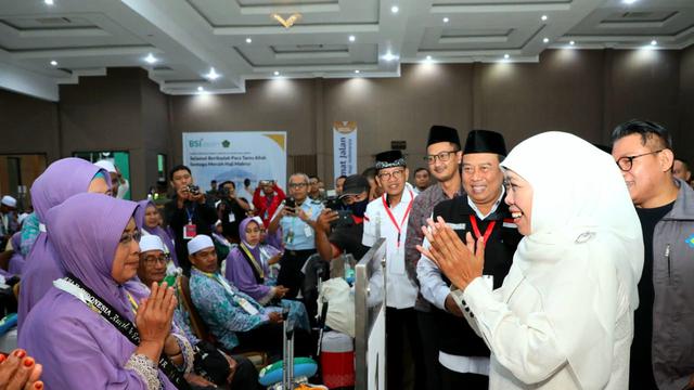 Jemaah calon haji yang berangkat dari Embarkasi Surabaya dilepas Khofifah. (Istimewa)