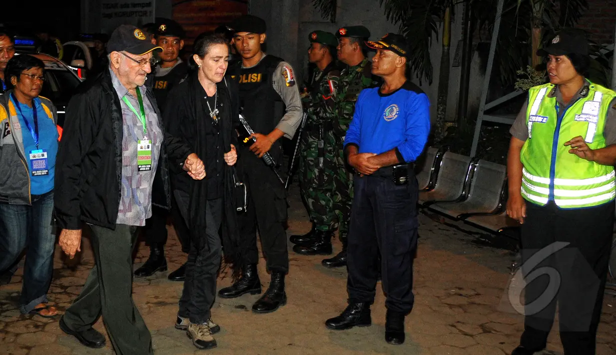 Angelita Muxfeldt (kedua kiri), keluarga terpidana mati Rodrigo Gularte, didampingi seorang rohaniawan terlihat berjalan keluar usai pelaksanaan eksekusi di Nusakambangan, Cilacap, Jawa Tengah, Rabu (29/4/2015) dini hari. (Liputan6.com/Yoppy Renato)  