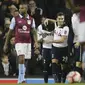 Para pemain Tottenham, Ben Davies (tengah) dan rekan-rekannya merayakan gol saat melawan Aston Villa pada laga FA Cup di White Hart Lane (8/1/2017). Tottenham menang 2-0.  (AP/Tim Ireland)
