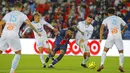 Penyerang Paris Saint-Germain (PSG), Neymar, berusaha melewati pemain Marseille pada laga Ligue 1 di di Stade de France, Senin (14/9/2020). PSG takluk 0-1 dari Marseille. (AP Photo/Michel Euler)