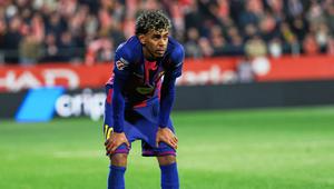 Pemain Barcelona, Lamine Yamal, tampak lesu setelah ditaklukkan Girona pada pekan ke-24 La Liga di Stadion Montilivi, Selasa (17/2/2026). (AP Photo/Joan Monfort)