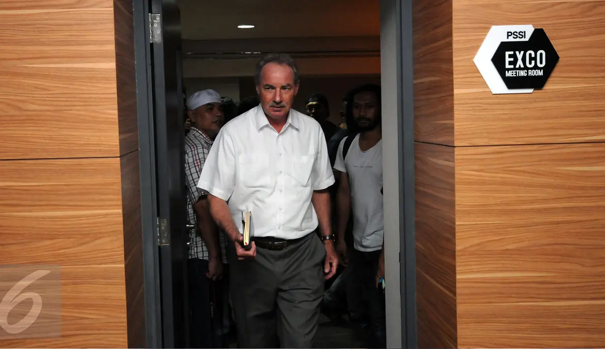 Alfred Riedl meninggalkan ruang meeting exco PSSI di kawasan Stadion GBK Jakarta, Jumat (10/6/2016). PSSI resmi menunjuk Alfred Riedl sebagai pelatih Timnas Indonesia di Piala AFF 2016. (Liputan6.com/Helmi Fithriansyah)