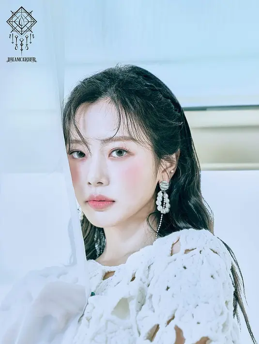 Gelar idol K-Pop tercantik 2022 jatuh pada JiU Dreamcatcher. Idol 28 tahun ini melewati Jisoo cukup jauh dengan total 2.574.083. Selamat untuk JiU! [Instagram @@hf_dreamcatcher]