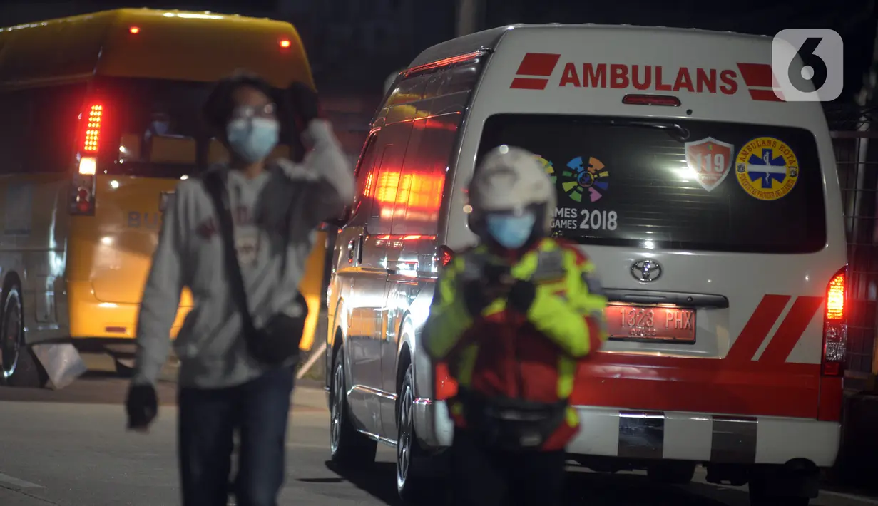 Sejumlah mobil ambulans berjalan di luar RS Darurat Wisma Atlet, Jakarta, Selasa (22/6/2021). Bertepatan dengan HUT ke-494 DKI Jakarta, ada peningkatan kasus COVID-19 yang sudah memasuki fase kritis. (merdeka.com/Imam Buhori)