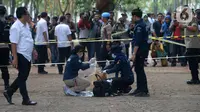 Anggota Labfor Mabes Polri mengumpulkan barang bukti di TKP ledakan di kawasan Monas, Jakarta, Selasa (3/12/2019). Dalam ledakan itu dua anggota TNI menjadi korban dan mengalami luka. (merdeka.com/Imam Buhori)