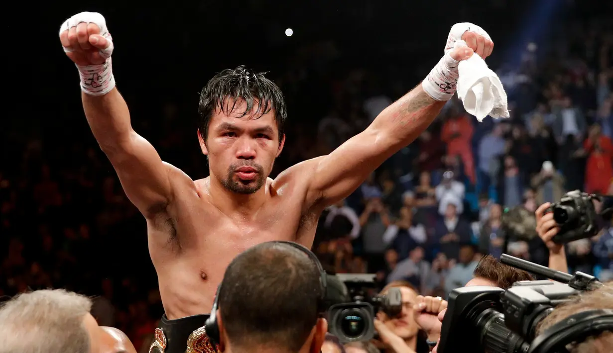 Petinju asal Filipina, Manny Pacquiao merayakan kemenangannya melawan Adrien Broner dalam pertandingan tinju kelas welter WBA di Las Vegas (19/1). Pacquiao  menang lewat kemenangan angka mutlak, 117-111, 116-112, dan 116-112. (AP Photo/John Locher)