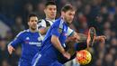 Duel dua pemain asal serbia yaitu Aleksandar Mitrovic (kiri) dari Newcastle dan  Pemain Chelsea, Branislav Ivanovic pada Lanjutan Liga Inggris pekan ke-26 di Stadion Stamford Bridge, London, MInggu (14/2/2016) dini hari WIB. (AFP/Glyn Kirk)