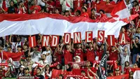 Para suporter Indonesia memberi dukungan saat Timnas Indonesia U-23 menghadapi Yordania U-23 pada laga ketiga Grup A Piala Asia U-23 2024 di Abdullah bin Khalifa Stadium, Doha, Qatar, Minggu (21/4/2024). (AFP/Karim Jaafar)
