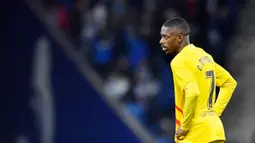 Penampilan apik Ousmane Dembele membuat Blaugrana ingin menambah masa bakti sang pemain di Camp Nou. Namun, Dembele menolak perpanjangan kontrak tersebut sehingga ia mendapat cemoohan dan siulan fans Barcelona dalam beberapa pertandingan. (AFP/Pau Barrena)
